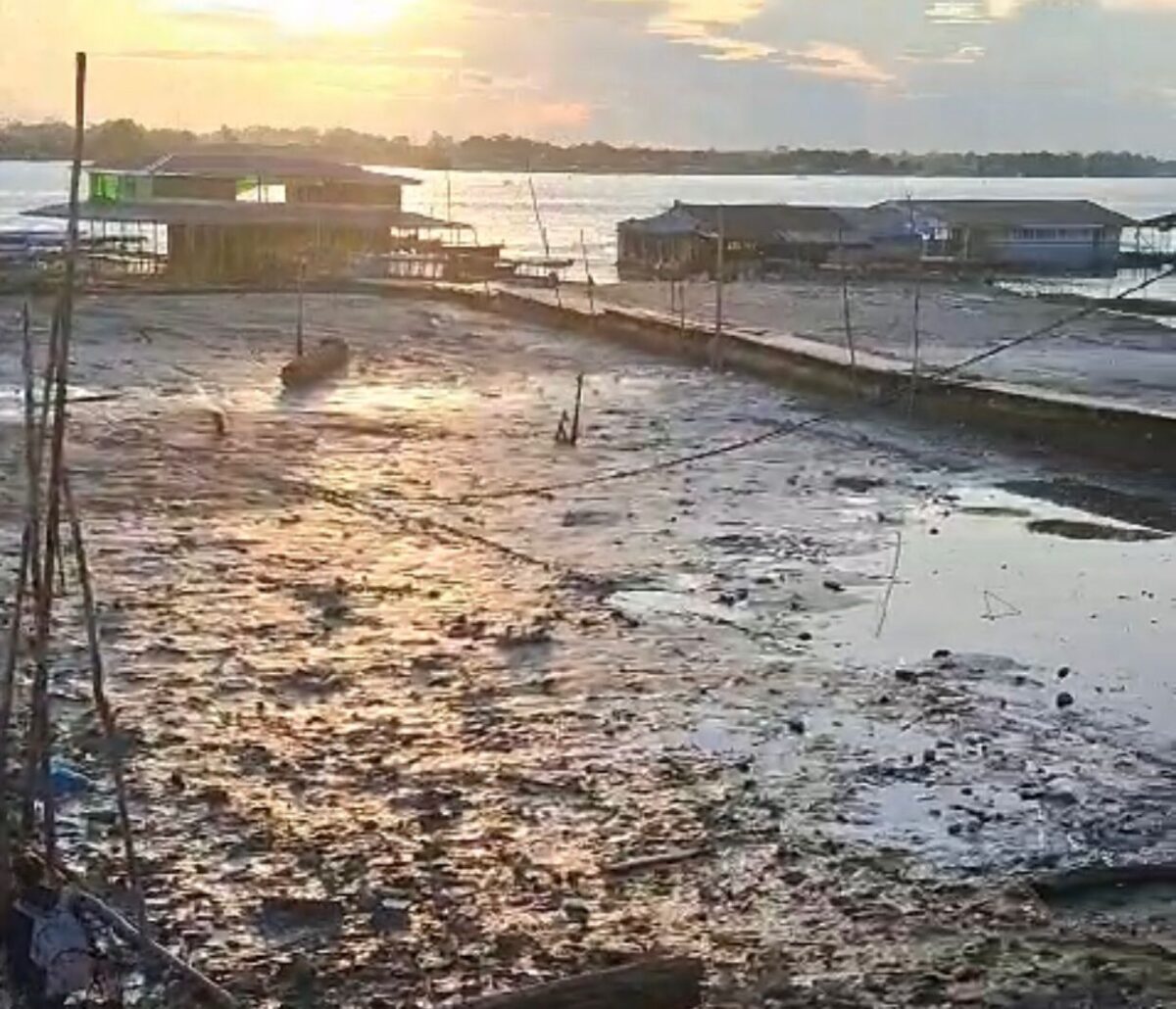 A rápida descida do nível do Rio Solimões está causando grande preocupação entre os moradores de Tabatinga (Reprodução/vídeo)