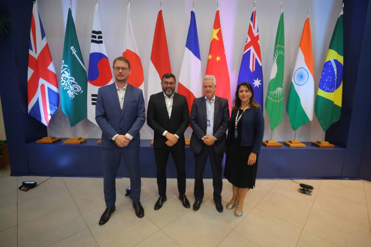 Da esquerda para direita Vicente Araújo; coordenador da iniciativa de bioeconomia do G20; governador Wilson Lima; Rodrigo Rollemberg, do Ministério do Desenvolvimento, Indústria, Comércio e Serviço; e Carina Pimenta do Ministério do Meio Ambiente e Mudanças Climáticas. (Foto: Diego Peres/Secom)