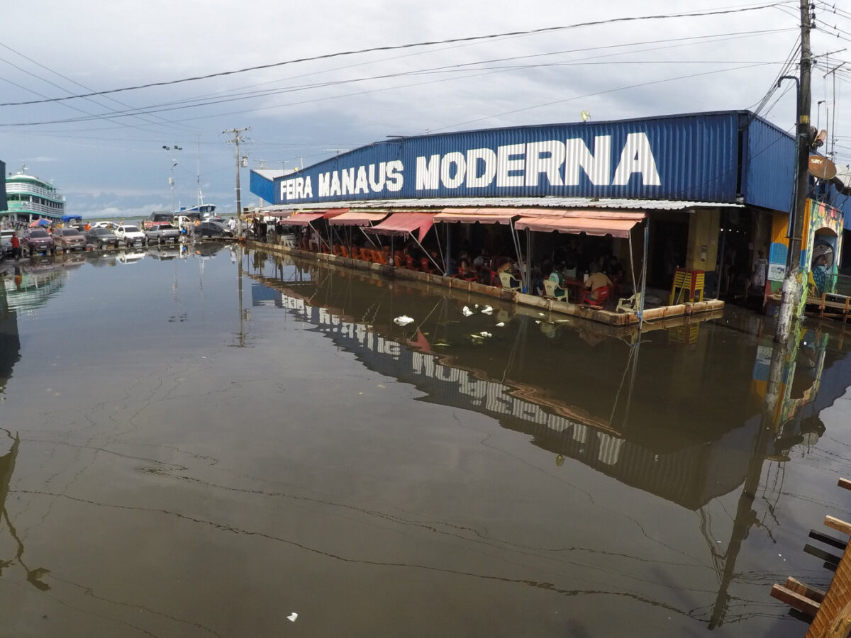 Feira da Manaus Moderna inundada