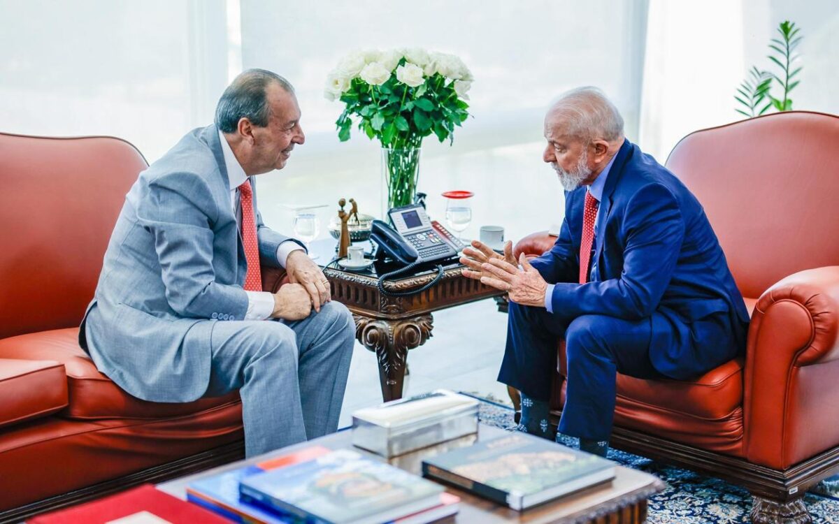 Senador Omar Aziz e o presidente Lula discutem questões da seca no Amazonas