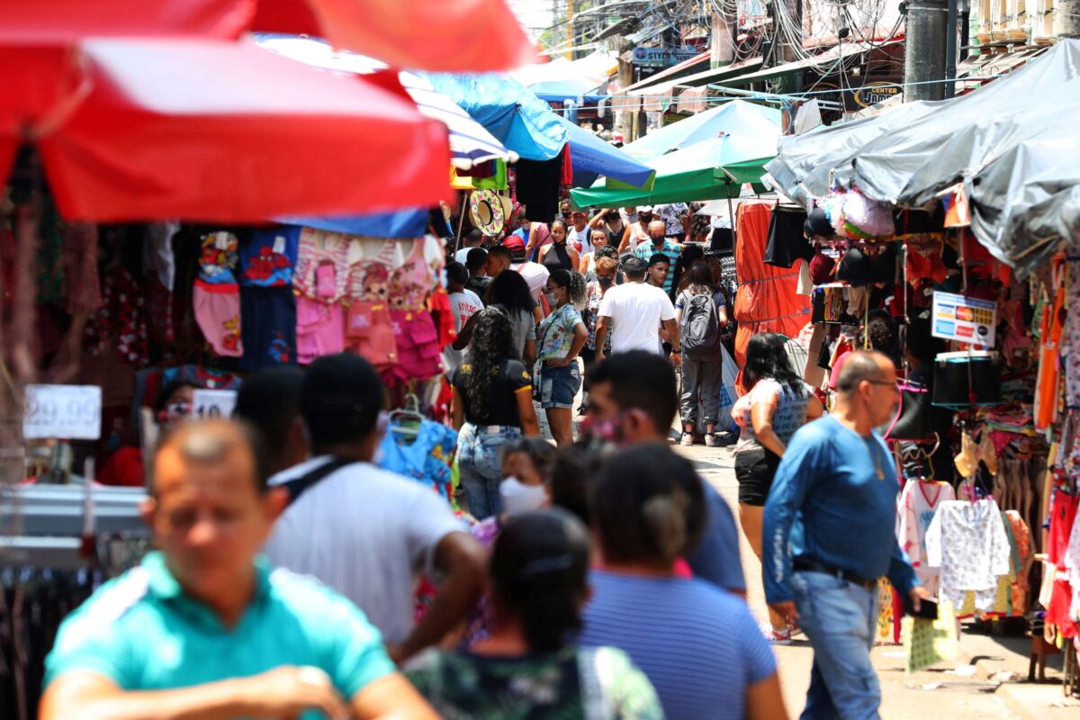 Consumidores circulam no comércio popular de Manaus impulsionados pelo pagamento do 13º salário e lojas abertas