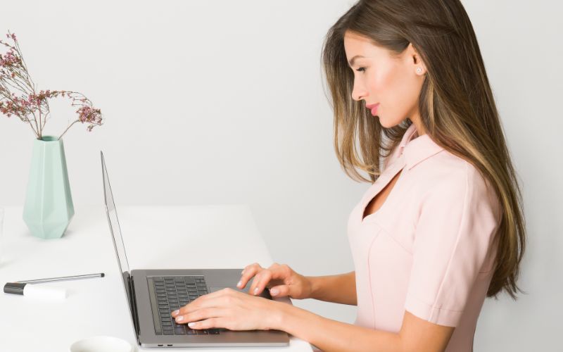 USP abre inscrições para curso gratuito de Programação Web somente para meninas. Com 100 vagas disponíveis, o curso acontecerá de 17 de agosto a 20 de dezembro em formato digital, permitindo a participação de adolescentes de todo o Brasil (Foto: Reprodução/Canva)