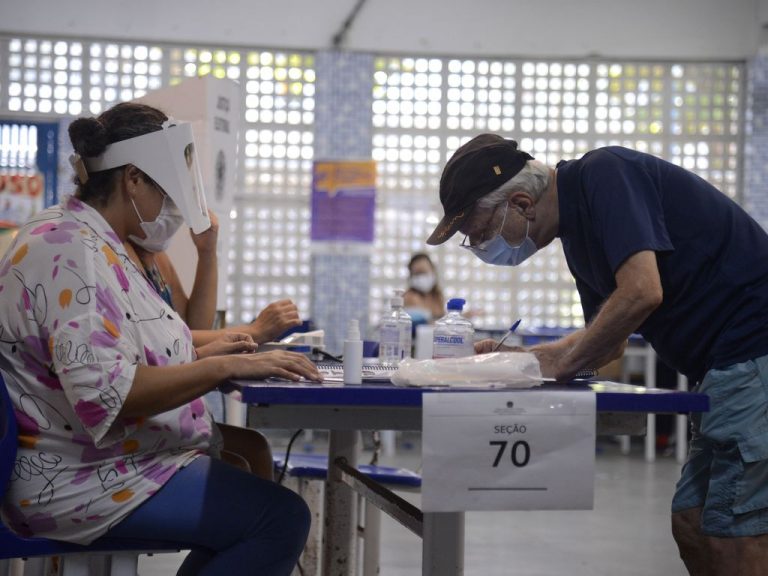 Eleitores idosos no Amazonas crescem 12,56% em 4 anos, e 2,66% não compareceram no 2º turno. Dentre as faixas etárias de 60 a mais de 100 anos, apenas os eleitores com mais de 100 anos compareceram e votaram em ambos os turnos na capital amazonense. (Foto: Tomaz Silva/Agência Brasil)