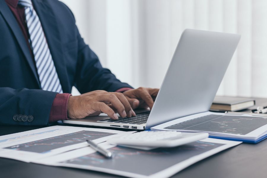 Incertezas econômicas abalam confiança de empresários no Brasil (Foto: Reprodução/Canva)