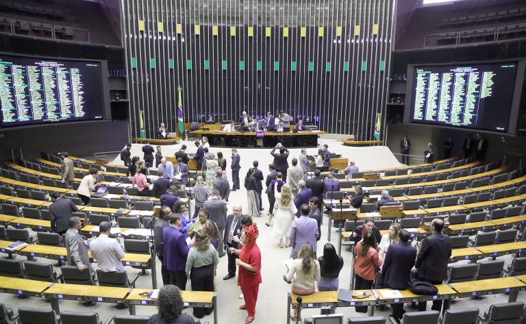 Câmara aprova PEC que perdoa dívida dos partidos e reduz cotas nas eleições. Proposta também exige a aplicação, a partir de 2026, da quantia que deixou de ser aplicada para fins de cumprimento da cota racial nas eleições anteriores. (Foto: Mario Agra/Câmara dos Deputados)