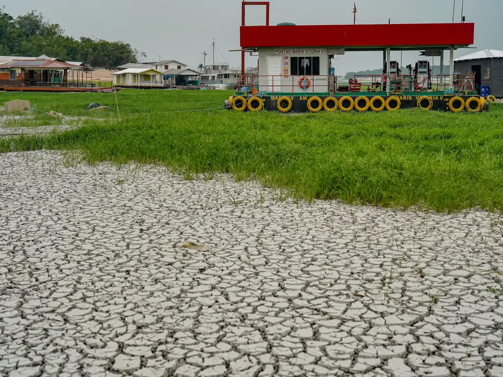 Sindarma alerta sobre necessidade de planejamento para enfrentar nova seca. Posto de combustível flutuante encalhado na comunidade de Nossa Senhora de Fátima na seca histórica de 2023 (Foto: Rafa Neddermeyer/Agência Brasil)