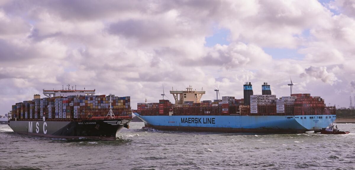 Navios da MSC e Maersk navegando juntos