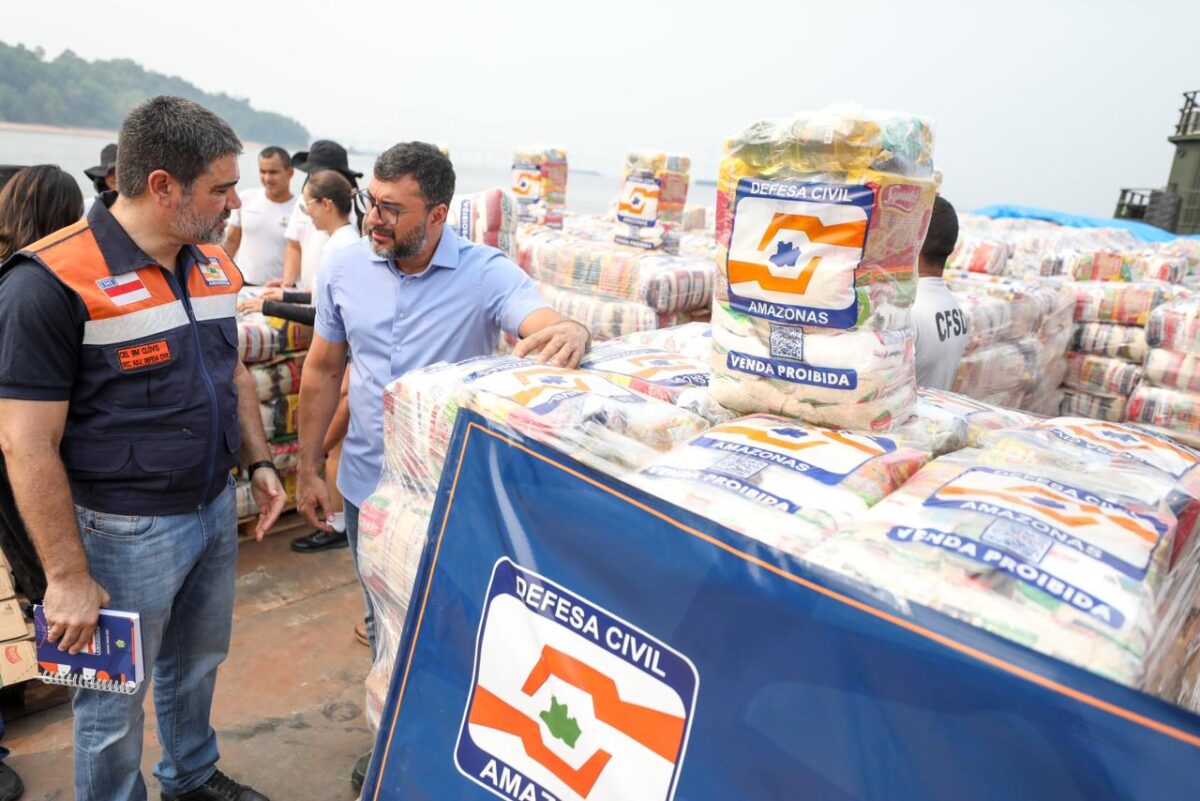 Governador Wilson Lima acompanha primeiro envio de ajuda humanitária para municípios já afetados pela estiagem (Foto: Alez Pazuello/Secom)