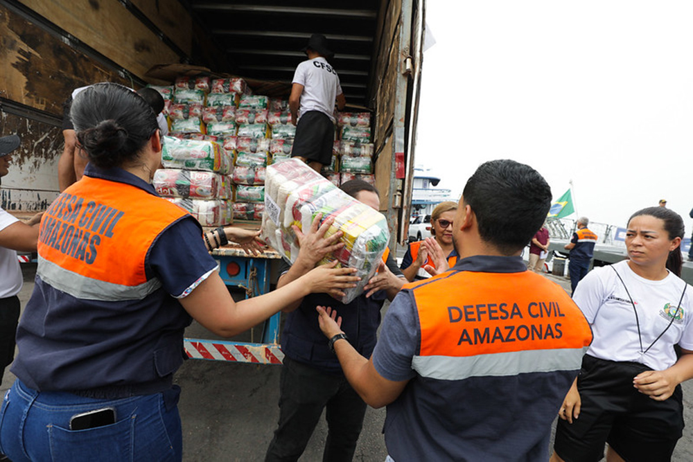 O Governo do Amazonas já distribuiu 496 toneladas de alimentos e 200 toneladas de medicamentos (Foto: Divulgação/Secom)
