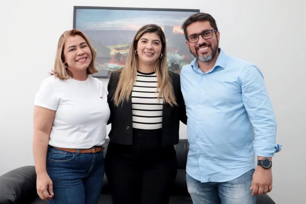 Socorro (esquerda) passa a ser subsecretária e Camila (centro) assume a pasta