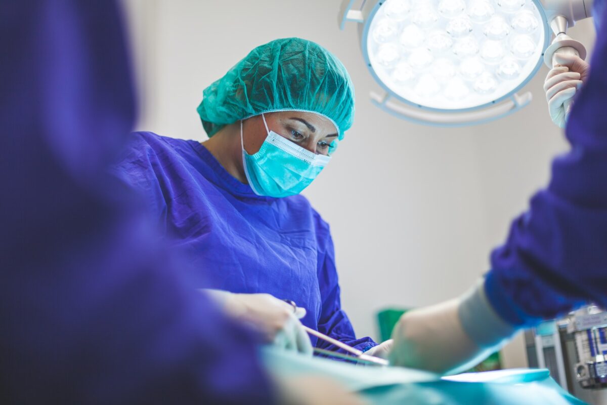 Os procedimentos serão conduzidos por uma equipe de oito cirurgiões urológicos em três salas simultâneas (Foto: Unsplash)