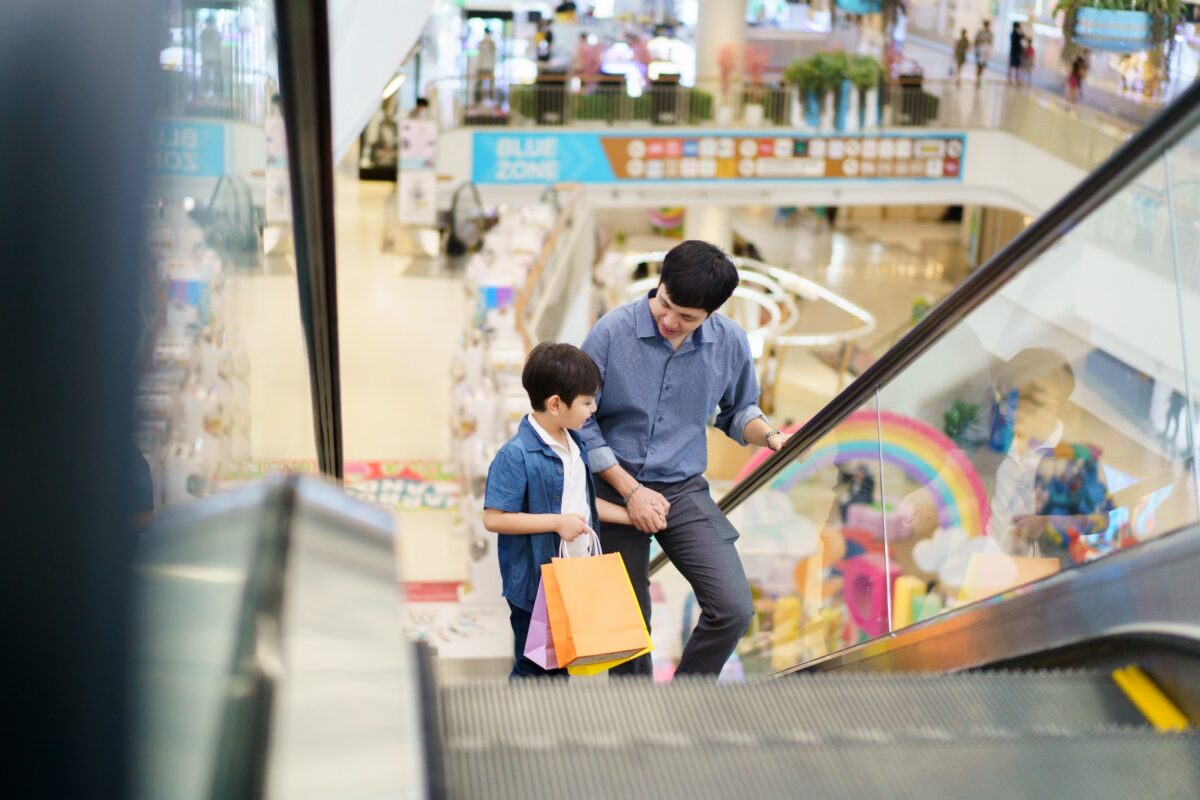 Pai e filho fazem compras em shopping de Manaus