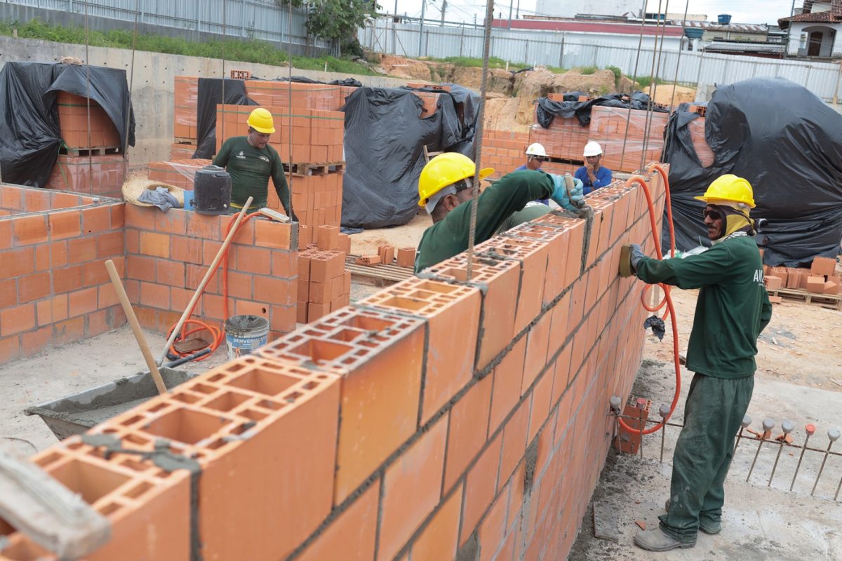 Operários trabalham na construção de imóveis no Amazonas