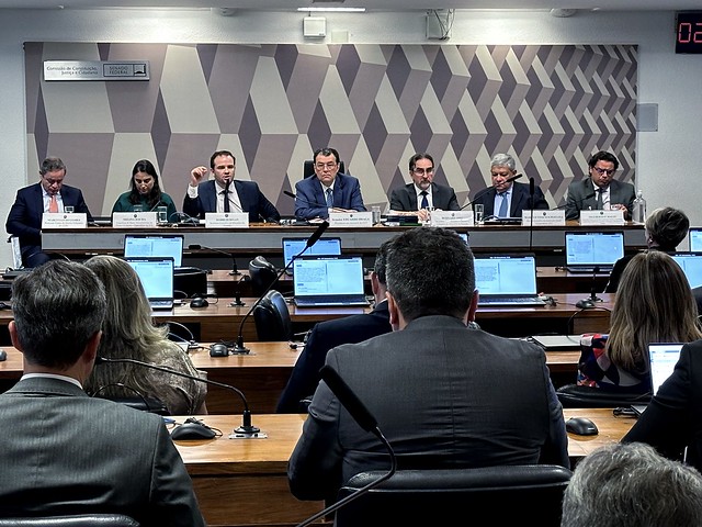 CCJ do Senado, com Eduardo Braga ao centro
