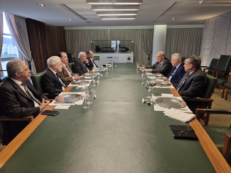 Dirigentes da FGV e do CBA assinam termo de parceria estratégica