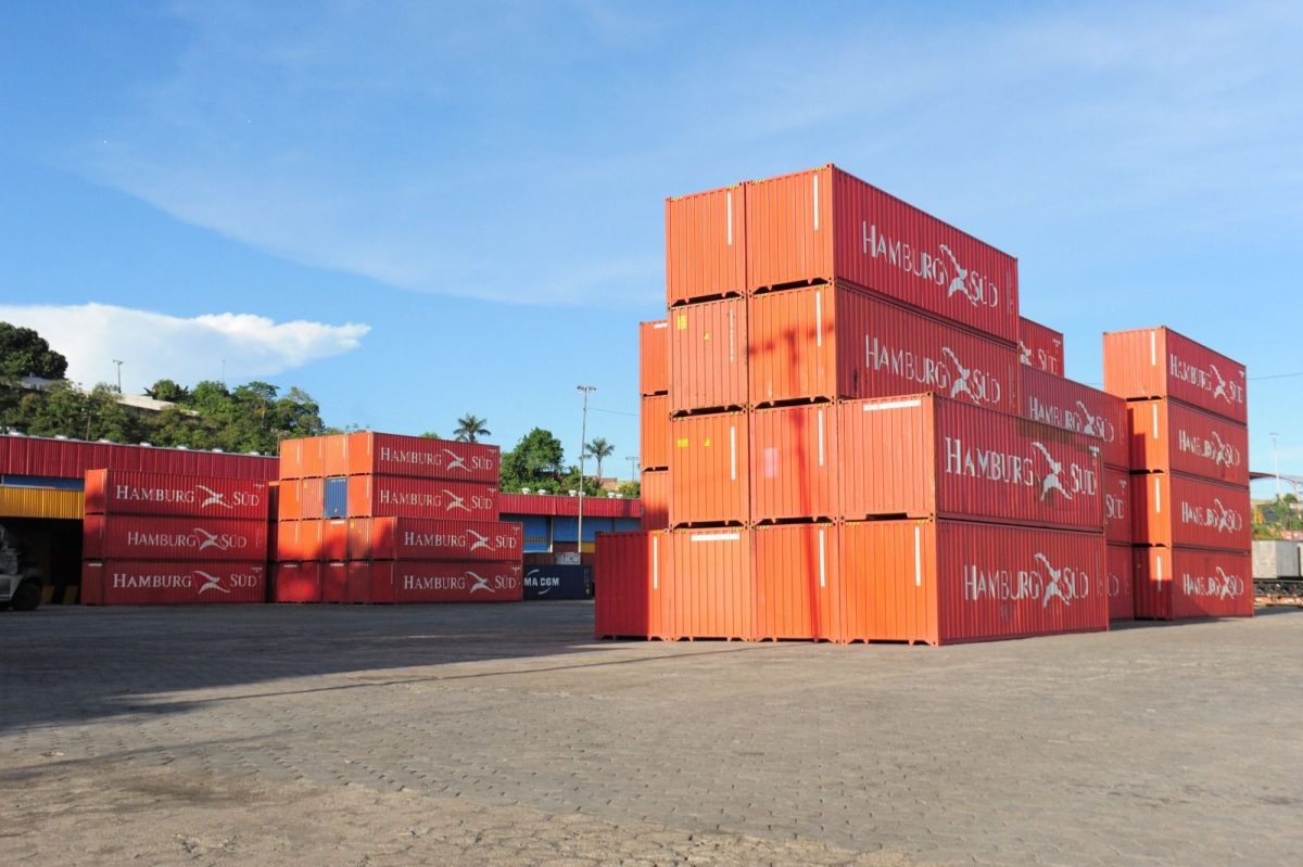 Contêineres estacionados em porto de Manaus
