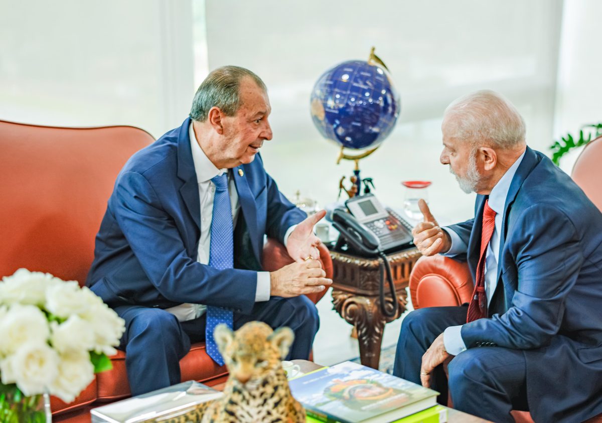 Senador Omar Aziz, do Amazonas, e o presidente Lula, durante audiência no Palácio do Planalto
