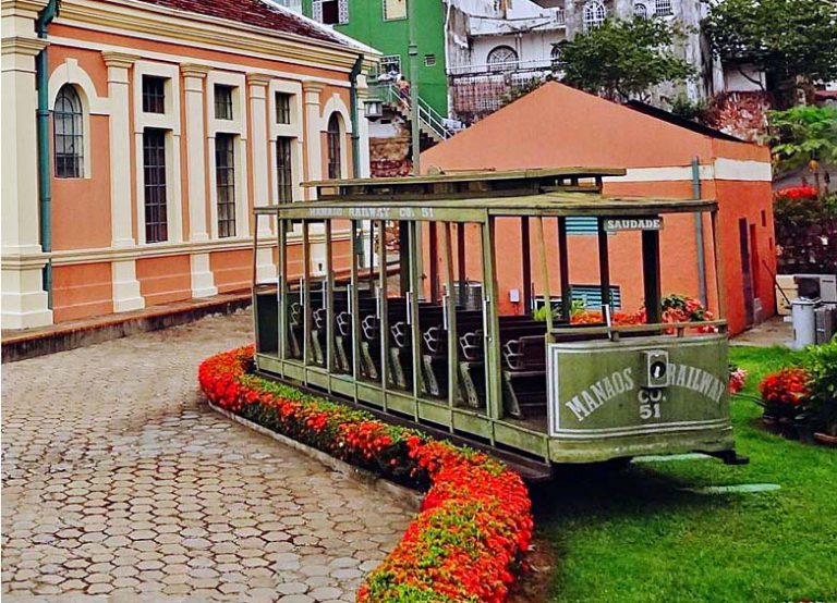 Bonde número 51, da Manaus Railway Company, exposto no pátio do Centro de Artes Chaminé. Está localizado então na avenida Lourenço da Silva Braga, em frente ao igarapé do Educandos.