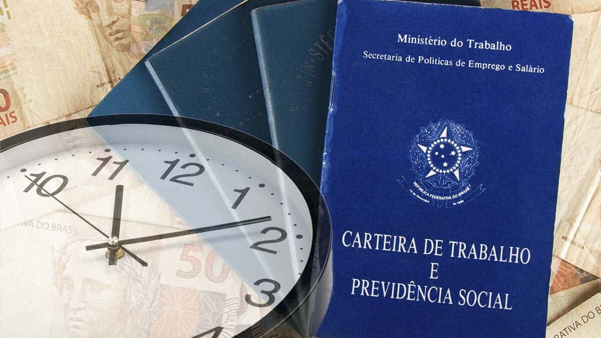 Carteira de trabalho ao lado de relógio e cédulas de dinheiro representa debate sobre jornada de trabalho no Brasil