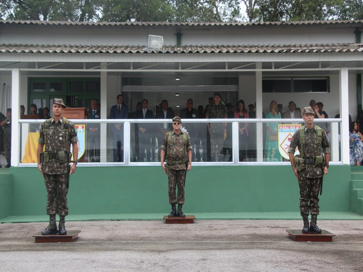 General Nilton Diniz Rodrigues (à direita) no dia em que assumir o comando da Brigada de Selva de São Gabriel da Cachoeira