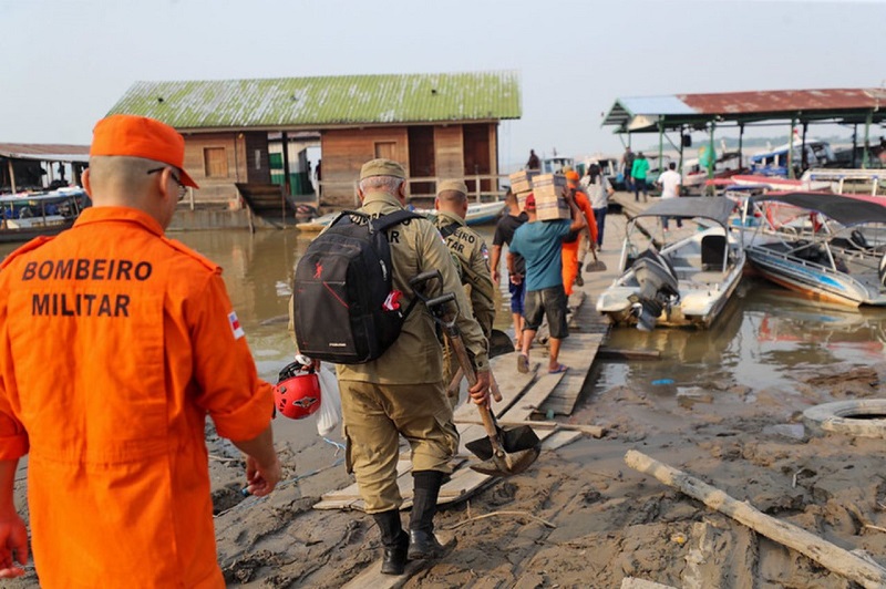 Bombeiros atuam em apoio a comunidades afetadas pela seca no Amazonas, transportando suprimentos e oferecendo suporte em áreas de difícil acesso (Foto: Divulgação/Defesa Civil)