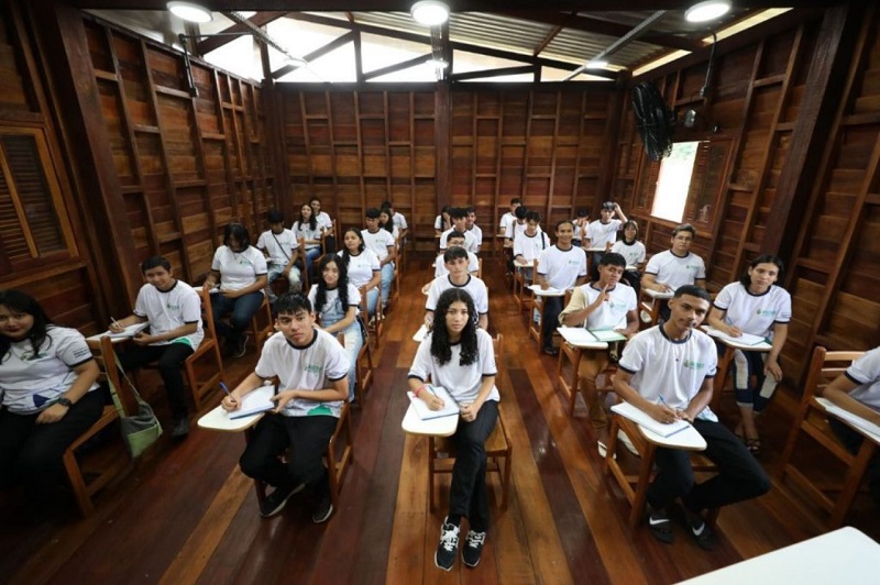 A primeira Escola da Floresta está localizada na comunidade Bom Jesus do Angelim, dentro da RDS do Uatumã (Foto: Alex Pazzuello/Secom)