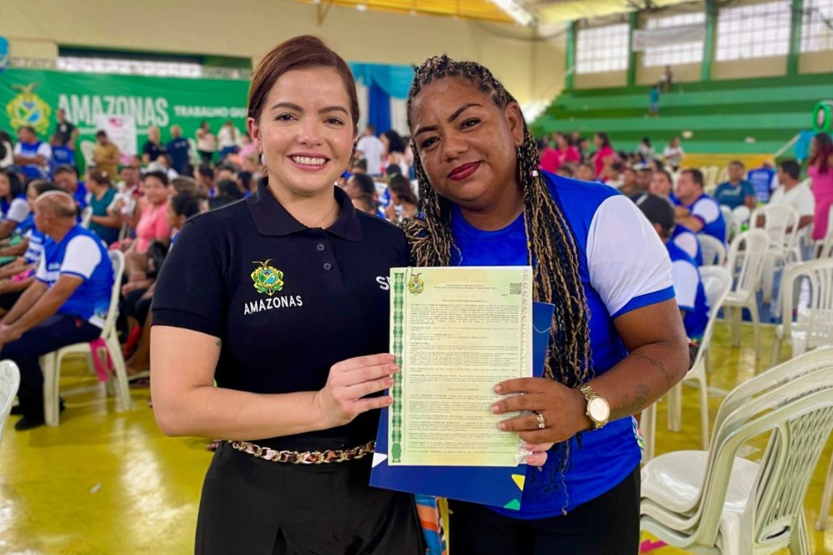 Secretária Renata Queiroz entrega títulos definitivos a famílias de Novo Airão (Foto: Divulgação/SECT)