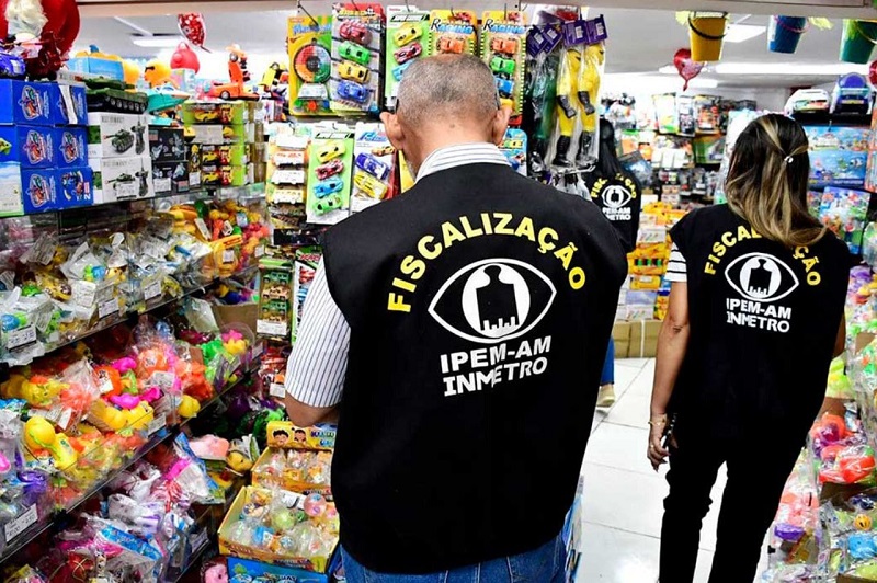 Servidores do Ipem fiscalizam brinquedos no centro de Manaus (Fotos: Alexandre Vieira/Ipem)