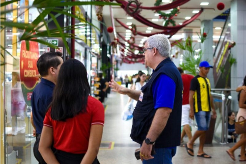 Procon/AM alerta para alguns cuidados que devem ser observados ao realizarem suas compras e evitarem trocas ou devoluções (Foto: João Pedro/Procon)