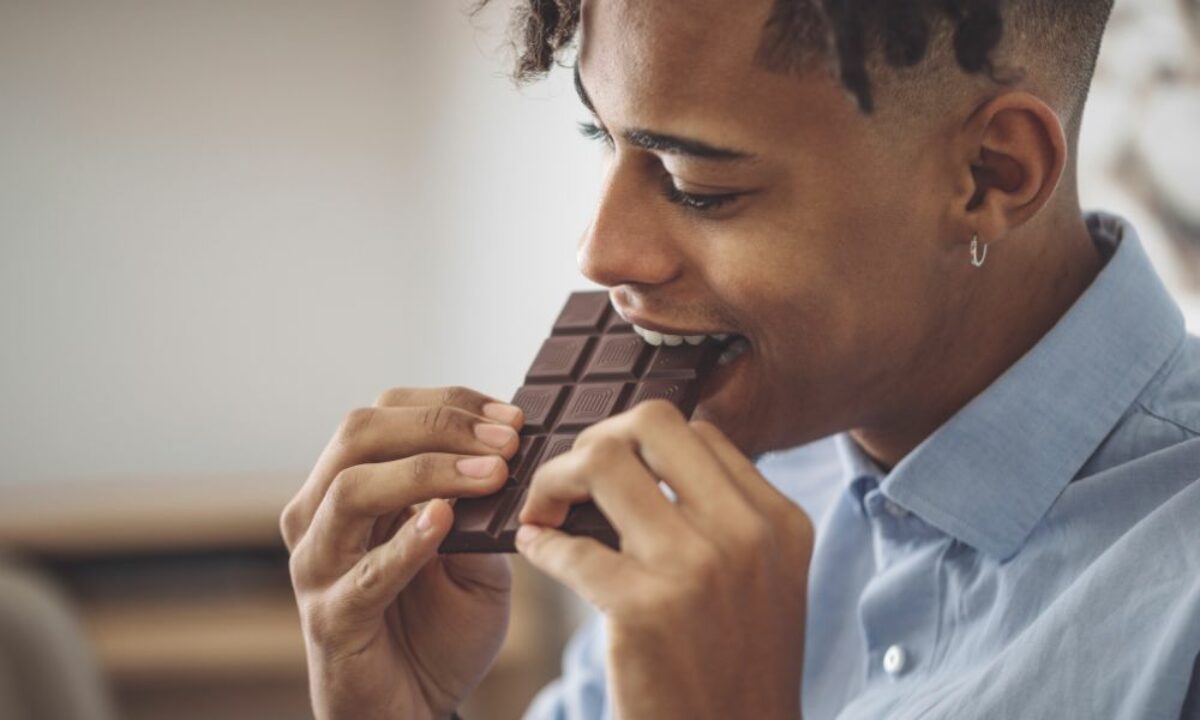 sonhar-comendo-chocolate-no-mundo-espiritual-1200x720