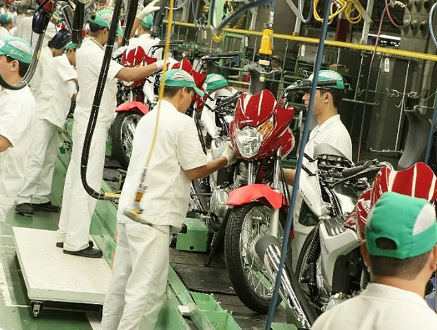 Trabalhadores em uma linha de montagem de motocicletas no Polo Industrial de Manaus (PIM)