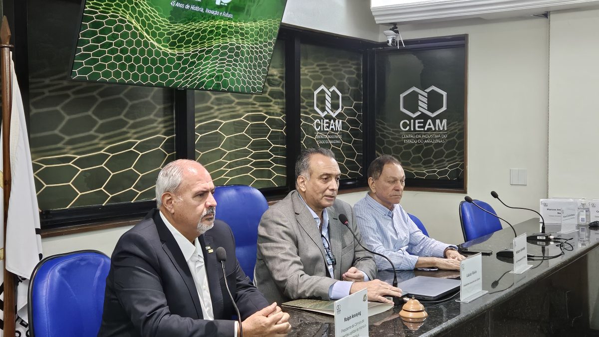 Ralph Assayag (CDLM), auditor fiscal Jairo Costa e Nelson Azevedo (Fieam)