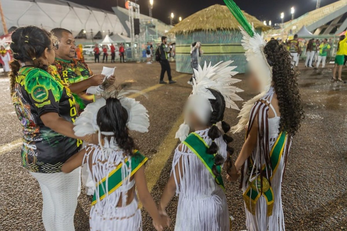 Crianças participando dos desfiles de escolas de samba de Manaus