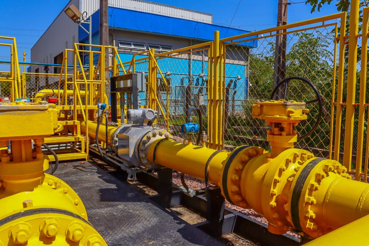 Tubulações e equipamentos da rede de distribuição de gás natural da Cigás instalados em Manaus.
