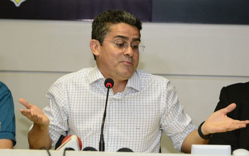 Prefeito de Manaus, David Almeida, durante entrevista coletiva em que comentou recuo de apoio político para 2026.