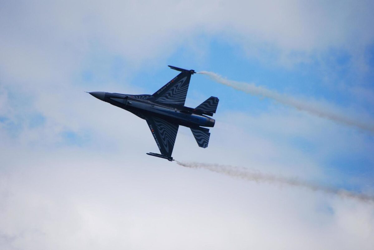 Caça da Força Aérea Brasileira em manobra aérea durante operação de defesa para a COP30.dade-gratis-foto