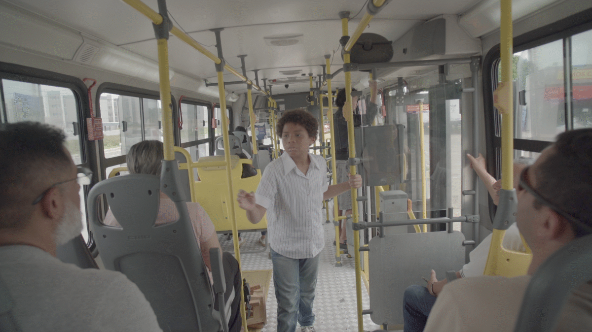 Equipe grava cena de “Crônicas do Busão” dentro de ônibus urbano em Manaus