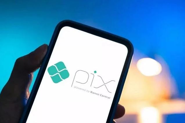 Tela de celular exibindo o logotipo do Pix, sistema de pagamentos instantâneos do Banco Central do Brasil
