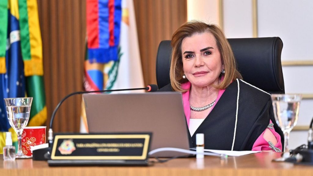 Conselheira Yara Lins sentada à mesa de trabalho durante sessão no Tribunal de Contas do Amazonas