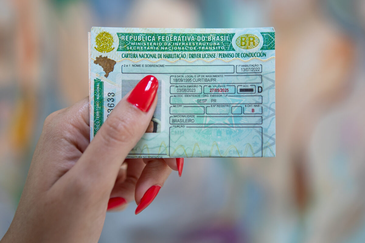 Carteira Nacional de Habilitação em modelo físico sendo exibida após mudança nas regras do documento