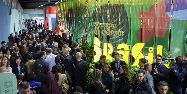 Pavilhão do Brasil na COP29 em Baku, no Azerbaijão, com o logo do país em destaque