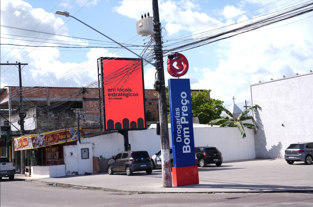 Painel de LED instalado em calçada de farmácia Bom Preço em Manaus, sem exibição de licença visível