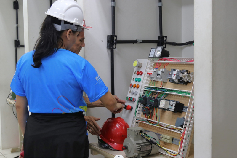 Aluno manuseando um circuito elétrico em um curso do Senai, representando as oportunidades de qualificação profissional