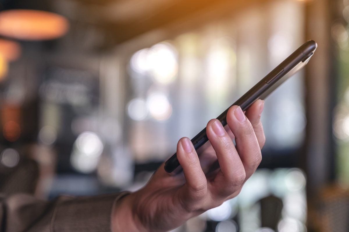 Telefone celular exibindo chamada recebida de número desconhecido em pesquisa anônima em Manaus.