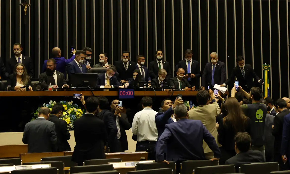 Apoiadores de Bolsonaro ocuparam os plenários da Câmara e Senado