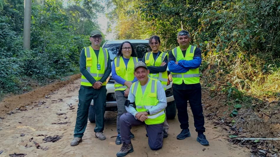 Técnicos da Sect em uma estrada de terra no interior do Amazonas, realizando levantamento topográfico para a regularização fundiária