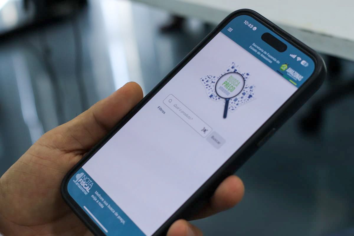 Logo do aplicativo Busca Preço Amazonas em um smartphone, com notas fiscais ao fundo, representando a nova ferramenta de pesquisa de preços da Sefaz.
