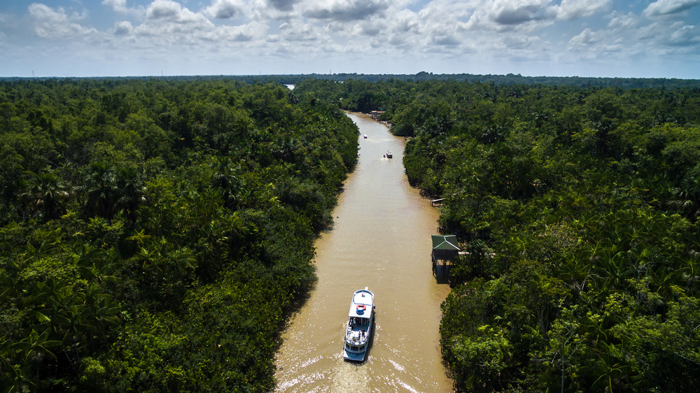 Barco científico do Inpa navega por rio amazônico em expedição rumo à COP30 em Belém