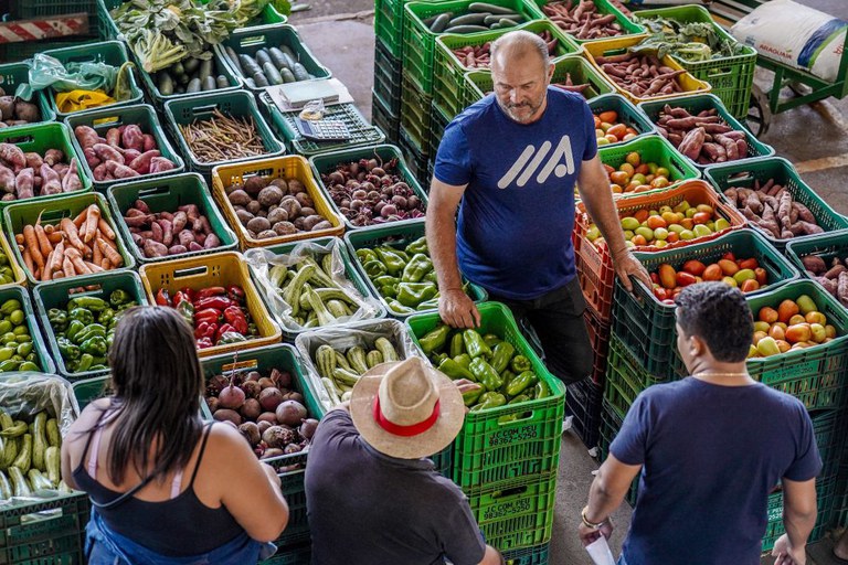 Foto de batatas, cebolas e arroz, que tiveram as maiores quedas de preço, representando a deflação do grupo Alimentação e bebidas no IPCA de julho.