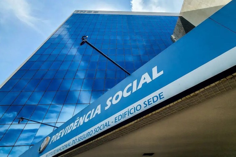 Assinatura de acordo entre MJSP e INSS para proteção de aposentados